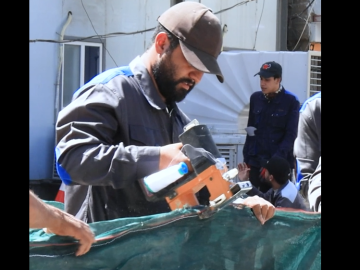 قسم الصيانة يباشر نشر قماش الساران في محيط العتبة العباسية المقدسة والطرق المؤدية إليها
