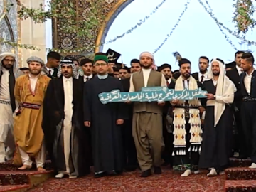 وصول المشاركين في حفل تخرج طلبة الجامعات العراقية إلى باحة باب القبلة لمرقد أبي الفضل العباس (عليه السلام)
