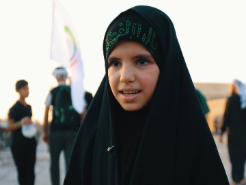 كبرت زهراء بين مواكب خدمة زائري الأربعين في محافظة البصرة، حتى أصبحت خِدمة الإمام الحسين (عليه السلام) جزءًا من حياتها، وكل ما ترجوه من سيد الشهداء أن يكون لها شفيعًا عند الله في الآخرة