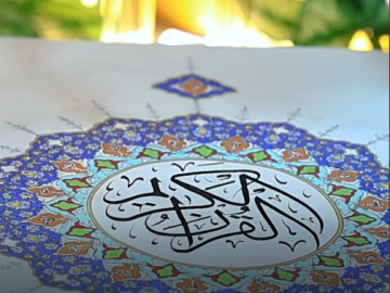 مكتوبًا بخط اليد.. خطَّاط إيراني يهدي نسخة من المصحف الشريف استغرق عامًا في كتابته للعتبة العباسية المقدسة