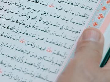 بقلوب خاشعة.. المؤمنون يقرؤون زيارة عاشوراء في مرقد أبي الفضل العباس (عليه السلام)