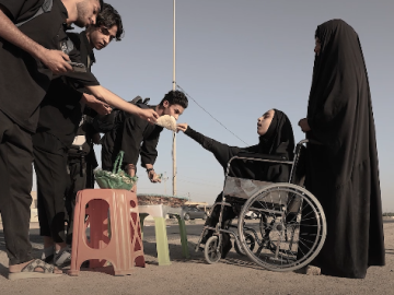 بنين، ذات العشرين عامًا، تخدم زائري أربعينية الإمام الحسين (عليه السلام)، مؤمنةً أن الدعوات الصادقة على هذا الطريق تفتح بابًا عجز الأطباء عن فتحه