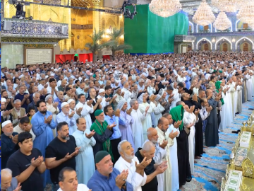الزائرون يحيون ليلة الجمعة الأخيرة من شهر ربيع الآخر في مرقد أبي الفضل العباس (عليه السلام).