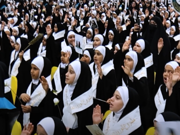 حفل الورود الفاطمية الثامن يشهد مراسم ترديد عهد التكليف الشرعي لتلميذات المدارس في كربلاء