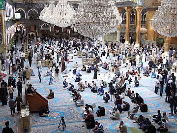 المؤمنون يؤدون مراسم قراءة دعاء الندبة في صحن مرقد أبي الفضل العباس (عليه السلام)
