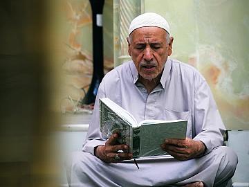 بمحمد وآل محمد .. المؤمنون يطرقون أبواب الرجاء عند مرقد أبي الفضل العباس (عليه السلام)