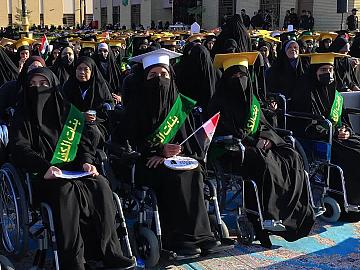 خريجة من ذوي الهمم تُلقي كلمة طالبات الجامعات في حفل التخرج المركزي العاشر.