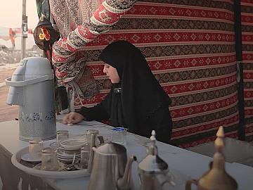 الطفلة مسرة حسين، في الثانية عشرة من عمرها، تواصل تقديم الخدمة مع أهلها بإخلاص دون كلل