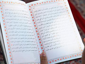 في أجواء عبادية.. الزائرون يؤدون مراسم قراءة دعاء الندبة في صحن مرقد أبي الفضل العباس (عليه السلام)