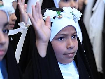 التلميذات المكلّفات يؤدّين مراسم عهد التكليف الشرعي.