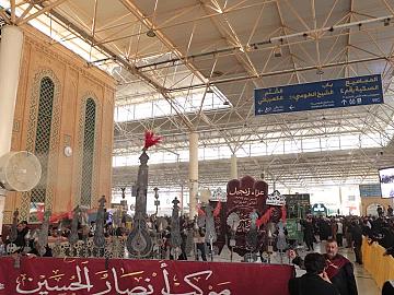 توافد حشود المعزين لإحياء ذكرى شهادة الرسول الأعظم (صلى الله عليه وآله) عند مرقد أمير المؤمنين (عليه السلام) في النجف الأشرف.