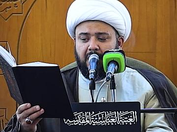 الزائرون يتلون دعاء كميل في رحاب مرقد أبي الفضل العباس (عليه السلام).