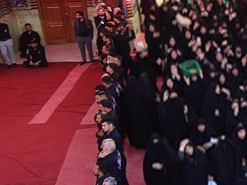 مشهد يجسد الالتزام بالآداب الشرعية.. منتسبو العتبة العباسية المقدسة يولون ظهورهم للمعزيات بذكرى دفن الأجساد الطاهرة