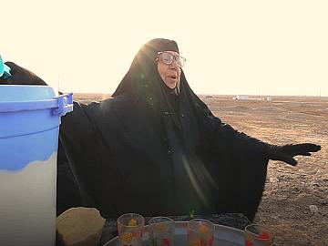 تجمع سيدة مسنّة وزوجها راتبهما التقاعدي طيلة عام كامل ليُقيما في أيّام زيارة الأربعين موكبًا في محافظة البصرة لخدمة زوّار الإمام الحسين (عليه السلام).