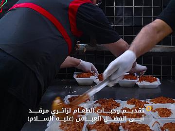 في ليلة الجمعة.. قسم المضيف يقدّم وجبات الطعام للزائرين عَبرَ منفذ مجمّع الإمام العسكري (عليه السلام)