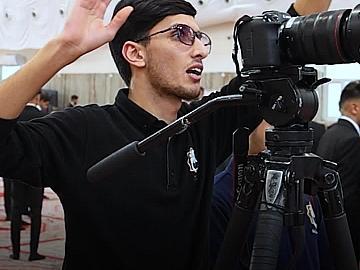 المشاركون في حفل تخرّج دفعة على هدي القمر السادسة يلتقطون الصور الجماعية لتوثيق لحظات الاحتفاء بهم..