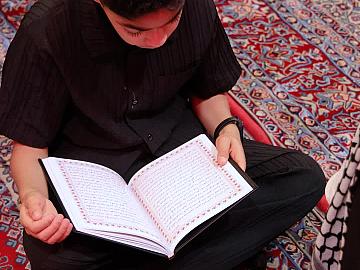 المؤمنون يشاركون في قراءة دعاء كميل عند مرقد أبي الفضل العباس (عليه السلام).