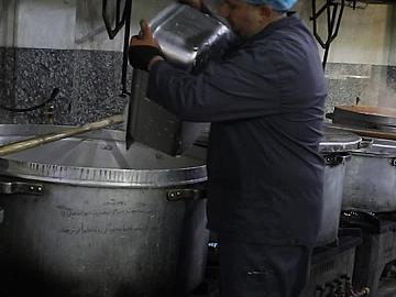 عبر شعبة المطبخ المركزي.. قسم المضيف يعد وجبات الطعام للزائرين