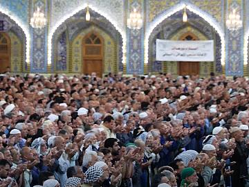 بالدعاء والخشوع…. المؤمنون يحيون ليلة الجمعة في رحاب مرقد أبي الفضل العباس (عليه السلام).