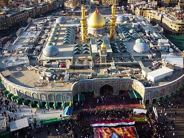طلبة العراق يرفعون صورة المرجع الأعلى السيد علي السيستاني (دام ظله) في مراسم حفل التخرج المركزي الثاني.