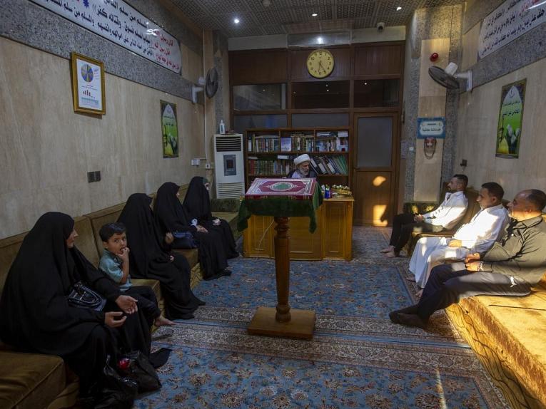 تزامنًا مع ذكرى ولادة الإمام العسكري (عليه السلام).. العتبة العبّاسية المقدّسة تشهد إقبالًا واسعًا لتنظيم عقود الزواج..