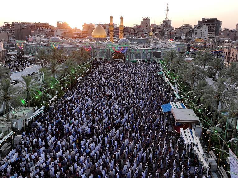 صلاة عيد الآضحى المبارك في ساحة مابين الحرمين الشريفين بأمامة الشيخ صلاح الكربلائي.